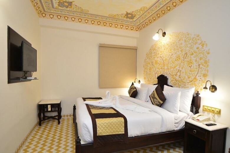 Nirbana Palace-a Heritage Hotel