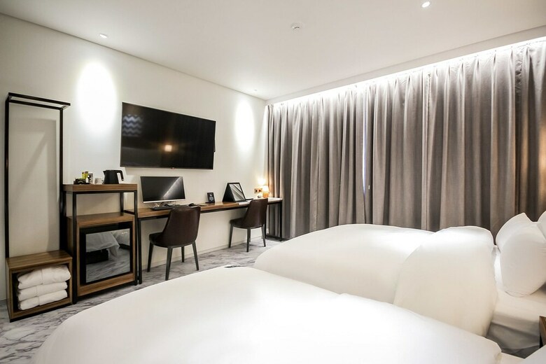 Brooks Business Hotel