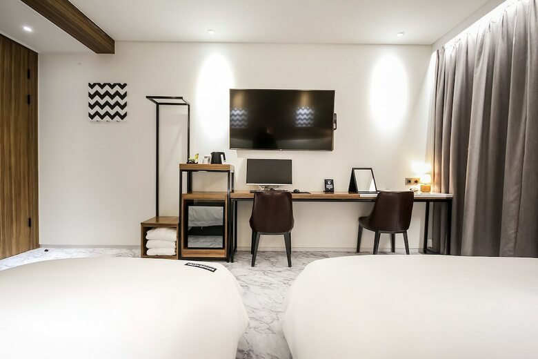 Brooks Business Hotel