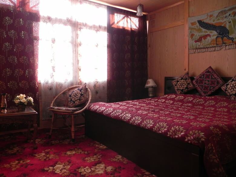 Shabrose Heritage Houseboats