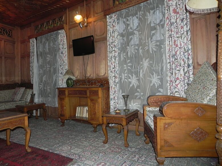 Shabrose Heritage Houseboats