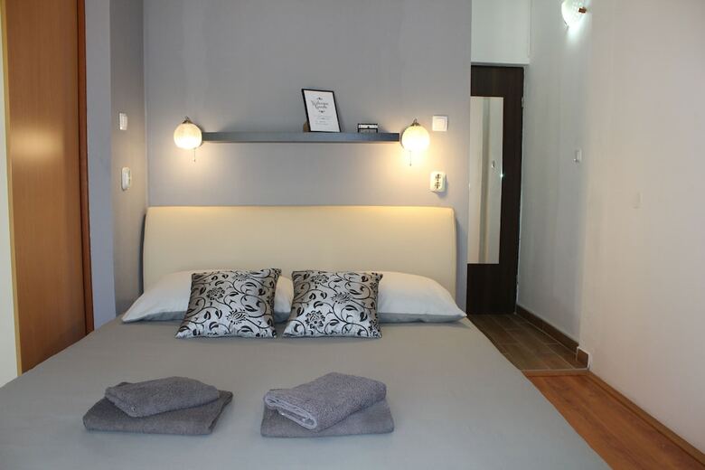 Hotel Apartments And Room Thea