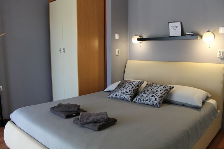 Hotel Apartments And Room Thea
