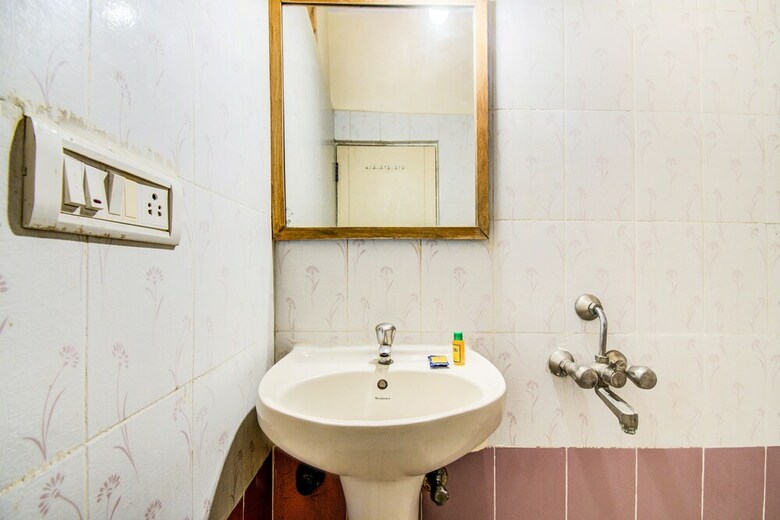 Hotel Fabexpress Speridian Suites