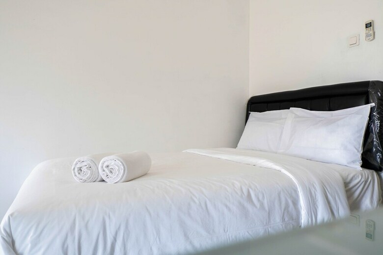 Homey Studio Puri Mas Apartment