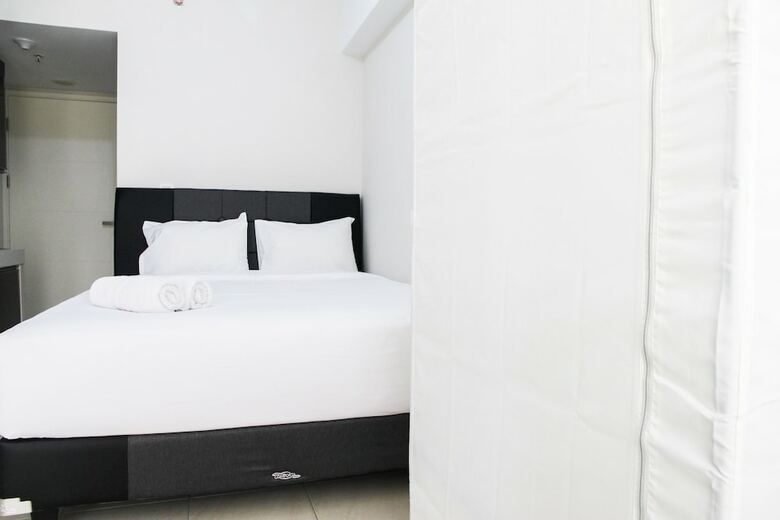 Pool View Studio Apartment @ Springlake Summarecon