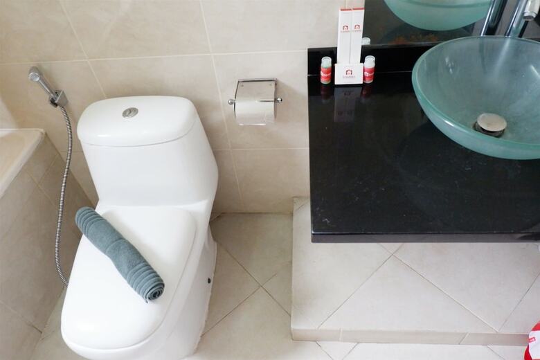 Strategic Location 2br Park Royale Apartment