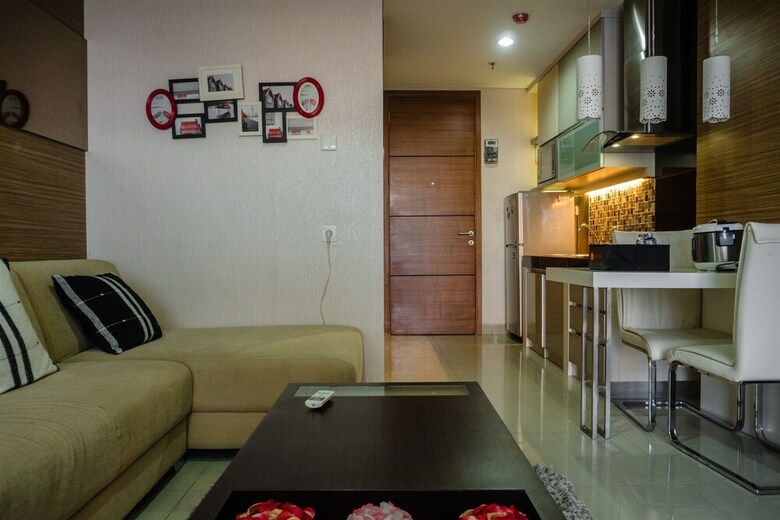 Luxurious 1br At Dago Suites Apartment