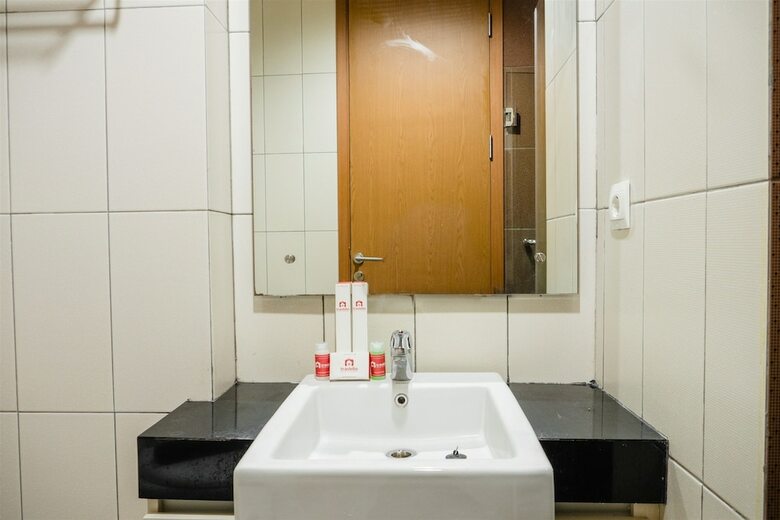 Luxurious 1br At Dago Suites Apartment