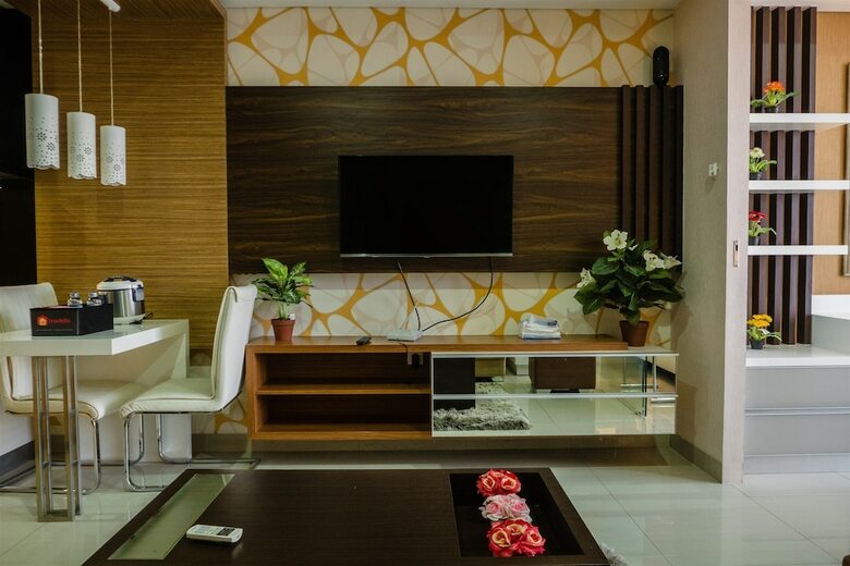 Luxurious 1br At Dago Suites Apartment
