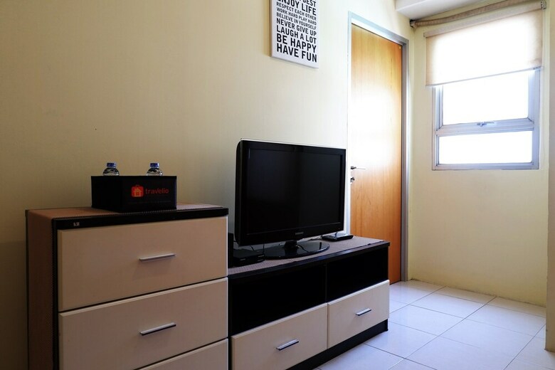 Homey 2br Apartment At Puncak Permai With Pool View