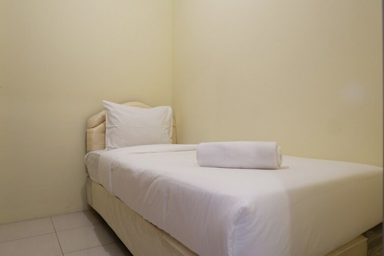 Homey 2br Apartment At Puncak Permai With Pool View