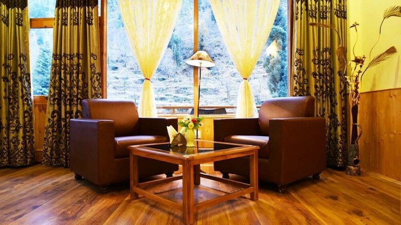 Hotel Whistling Pines Resorts And Spa