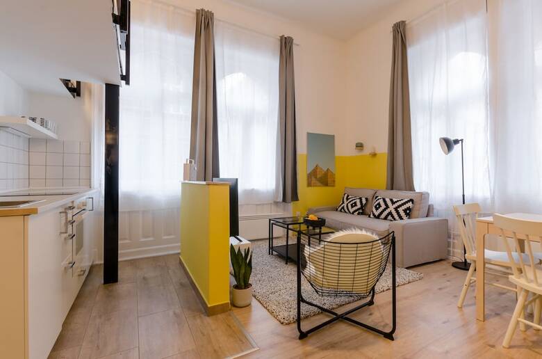 Yellow Tee Apartment