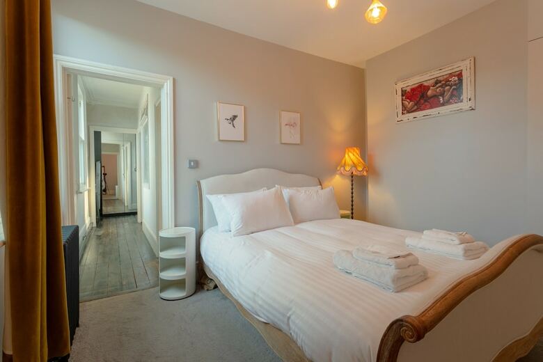 2 Bedroom Apartment Near Queens Park