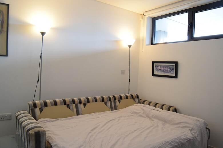 2 Bedroom Kennington Apartment With Balcony