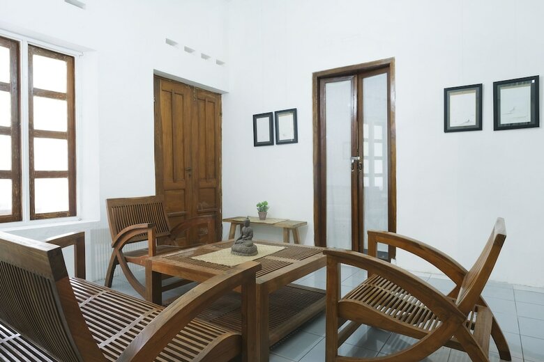 Hostal Oyo 287 Rumah Eyang