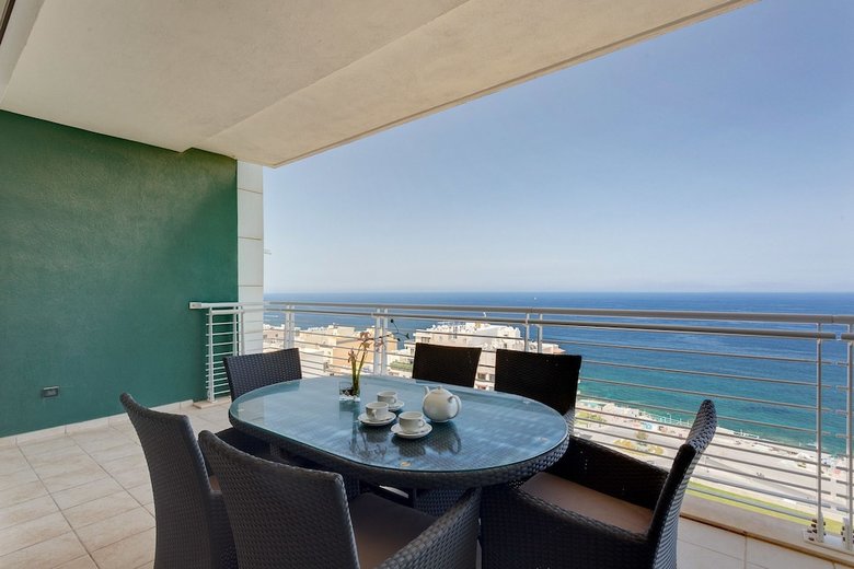 Seafront Lux Apartment Wt Pool, Upmarket Area