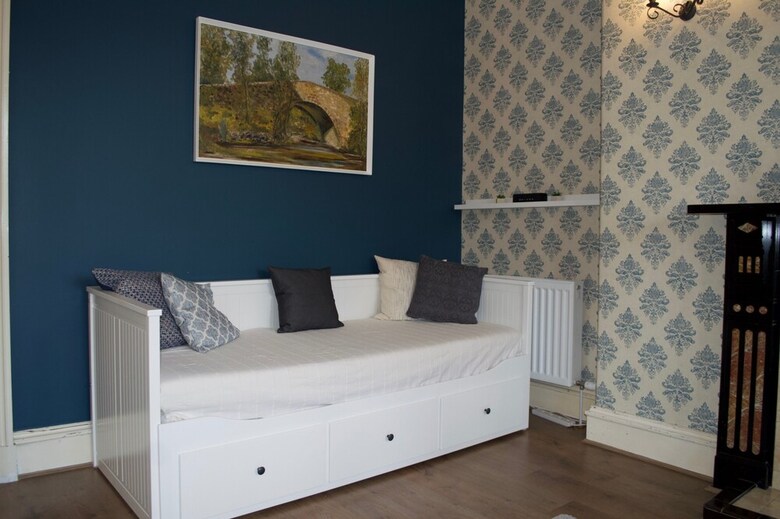 Bright 3 Bedroom Apartment In Bonnington