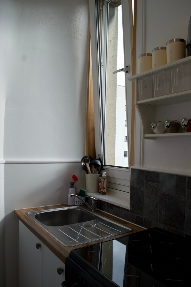 Bright 3 Bedroom Apartment In Bonnington