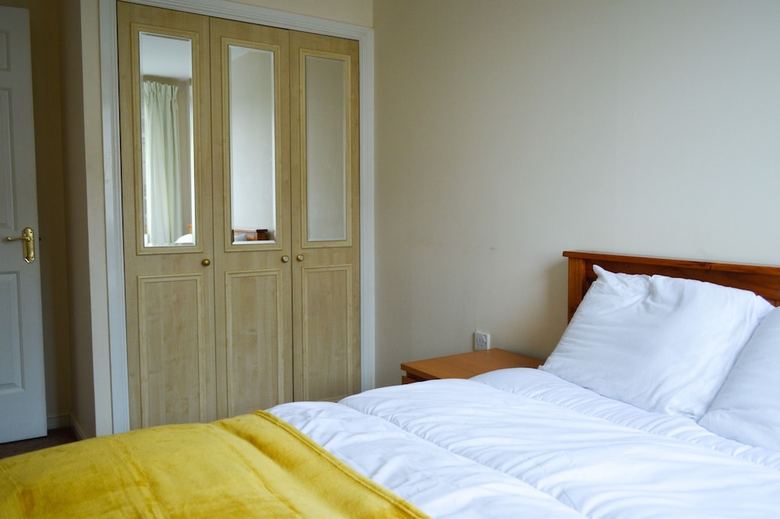 Bright 2 Bedroom Apartment With Parking In Edinburgh