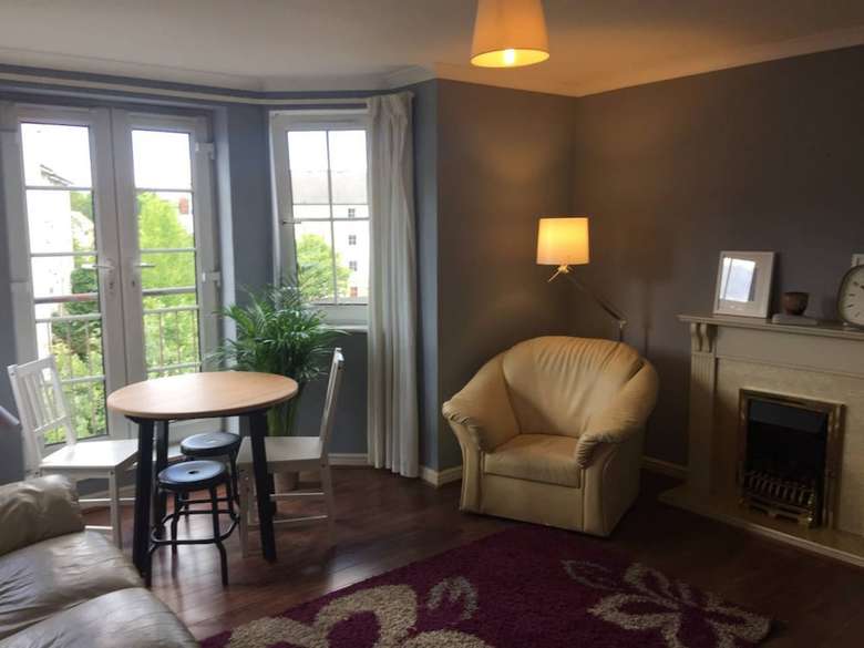 Bright 2 Bedroom Apartment With Parking In Edinburgh