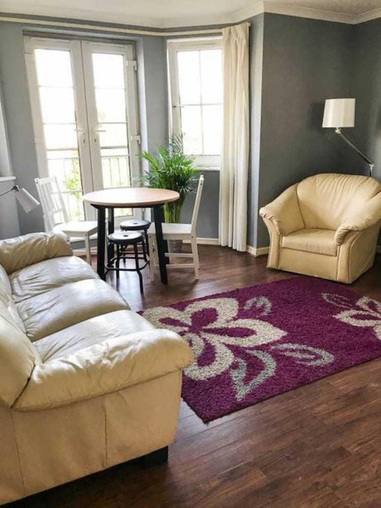 Bright 2 Bedroom Apartment With Parking In Edinburgh
