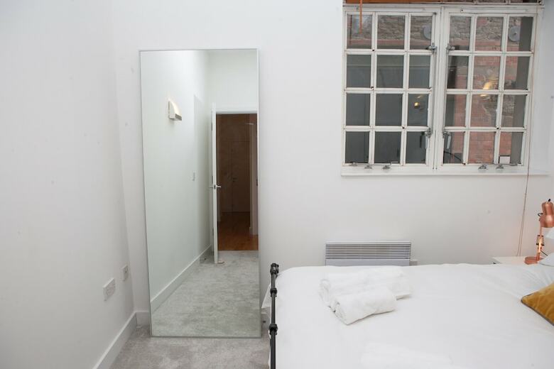 River-side 1 Bedroom Apartment In Bristol