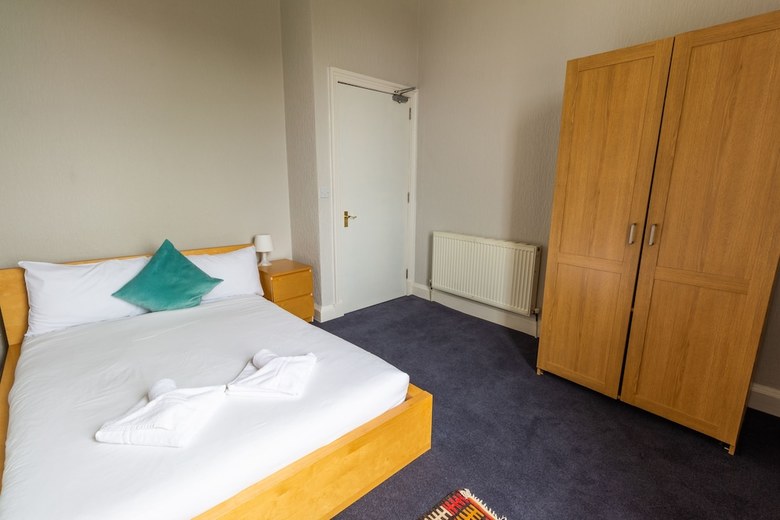 Spacious Elegant 4 Bedroom Apartment Close To Centre