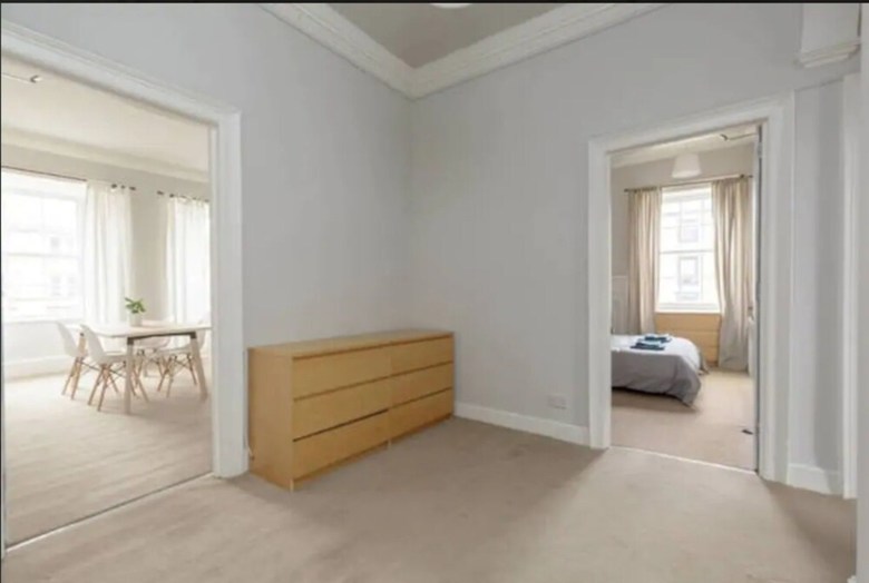 Spacious Elegant 4 Bedroom Apartment Close To Centre