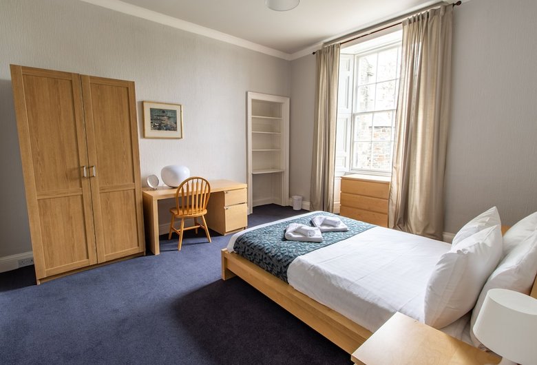 Spacious Elegant 4 Bedroom Apartment Close To Centre