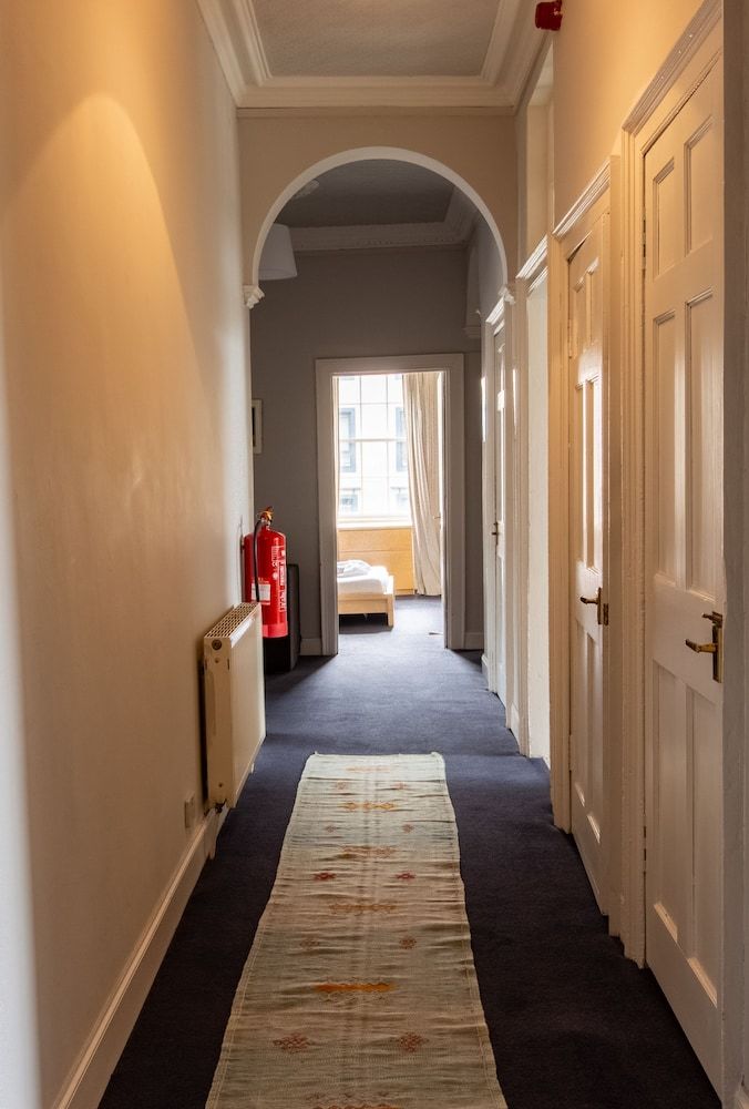 Spacious Elegant 4 Bedroom Apartment Close To Centre