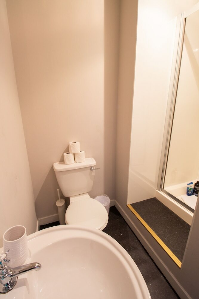 Spacious Elegant 4 Bedroom Apartment Close To Centre
