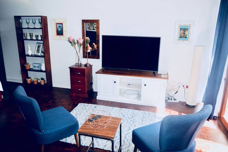 Studio Apartment In Central Cape Town With A Pool