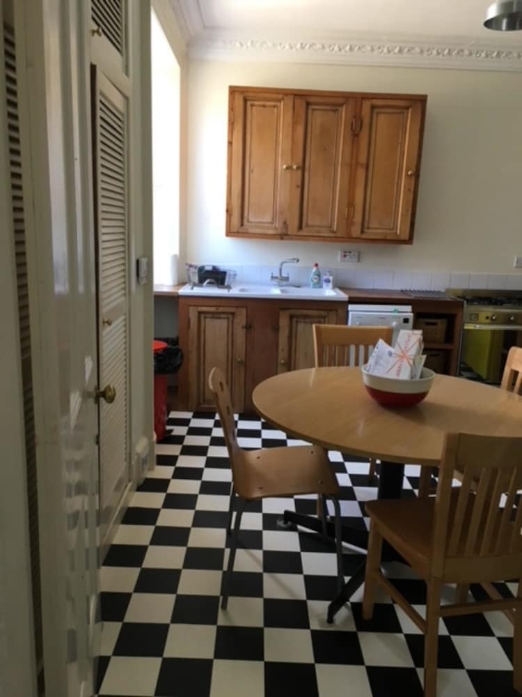 Spacious 4 Bedrooms Apartment In City Centre