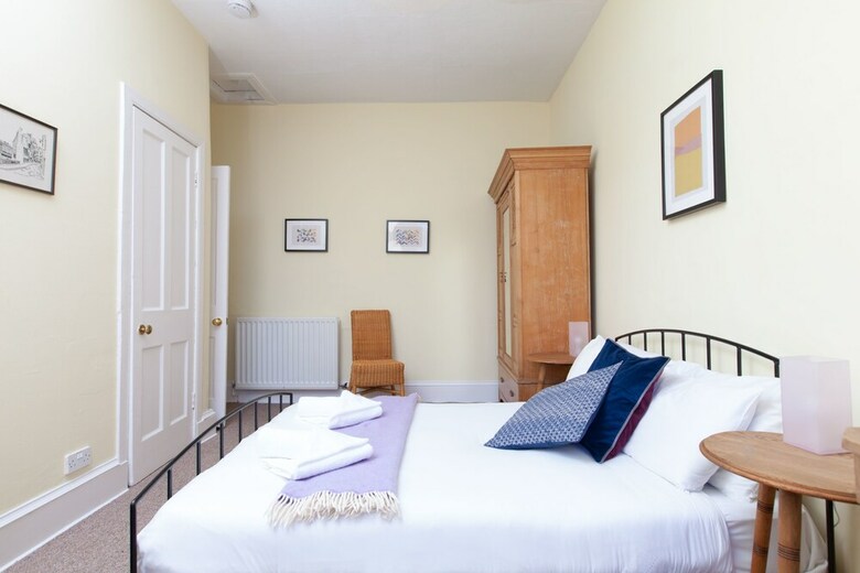 Traditional 3 Bedroom Apartment In Central Edinburgh