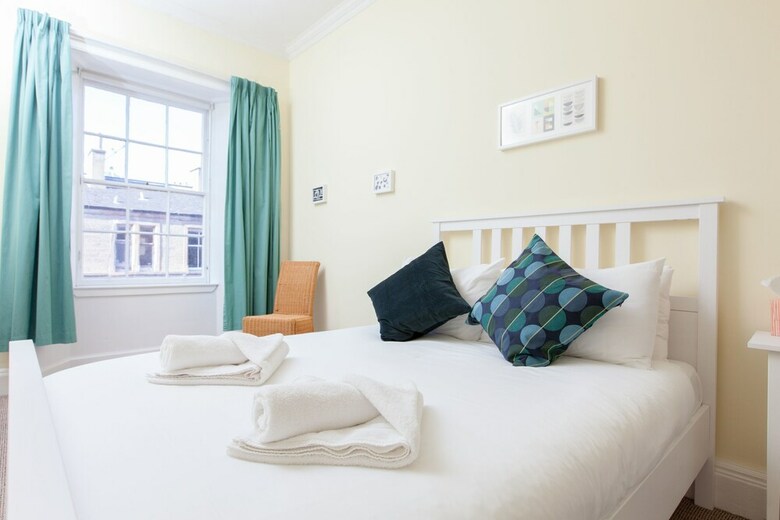 Traditional 3 Bedroom Apartment In Central Edinburgh