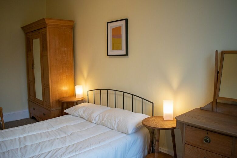 Traditional 3 Bedroom Apartment In Central Edinburgh