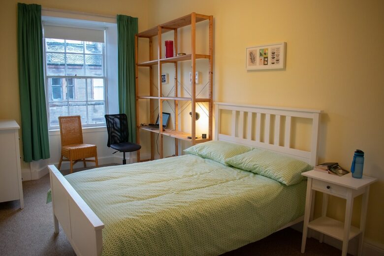 Traditional 3 Bedroom Apartment In Central Edinburgh