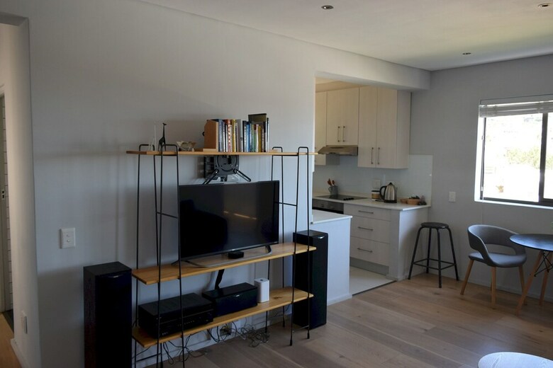 Bright 2 Bedroom Apartment In Cape Town
