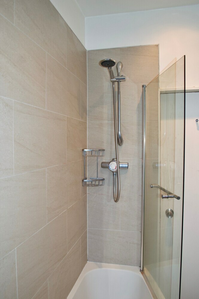 Spacious 2 Bedroom Apartment In Meadowbank
