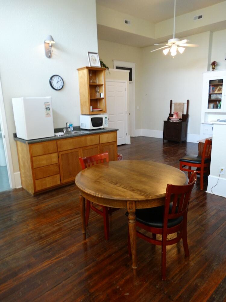 Bed & Breakfast Davie School Inn