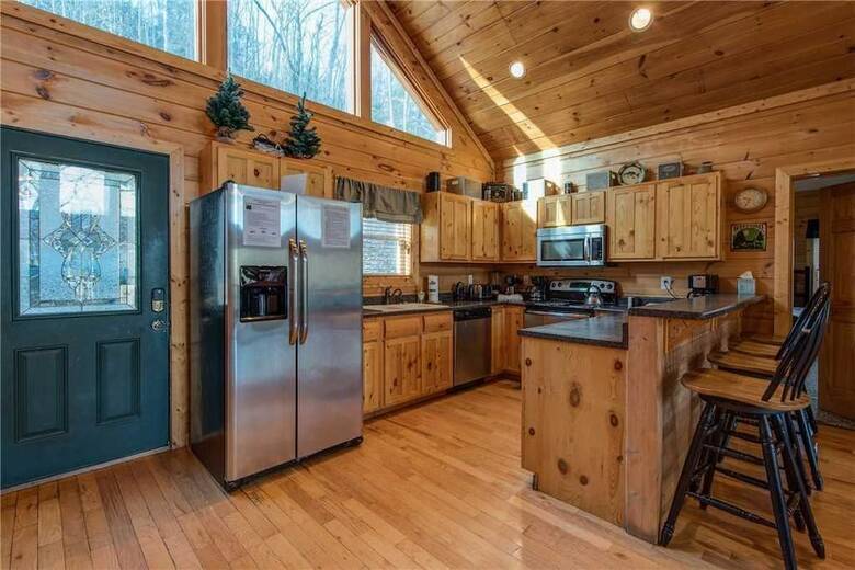 Hickory Hollow Lodge - Eight Bedroom Cabin