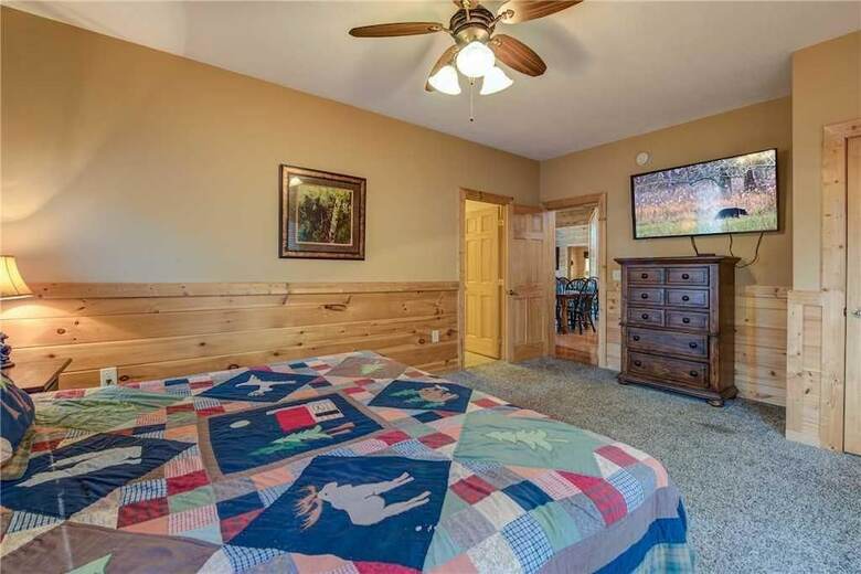 Hickory Hollow Lodge - Eight Bedroom Cabin