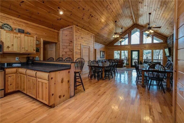 Hickory Hollow Lodge - Eight Bedroom Cabin