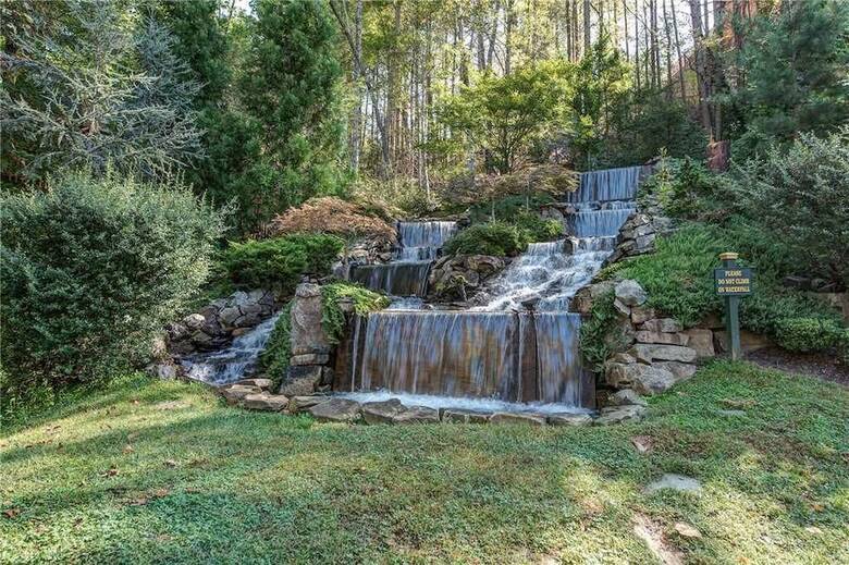 Majestic Manor - Three Bedroom Cabin