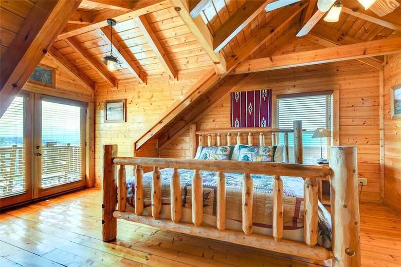 Mountaintop Lodge - Eight Bedroom Cabin