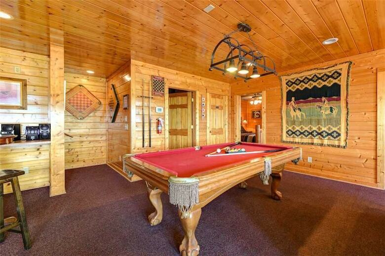 Mountaintop Lodge - Eight Bedroom Cabin