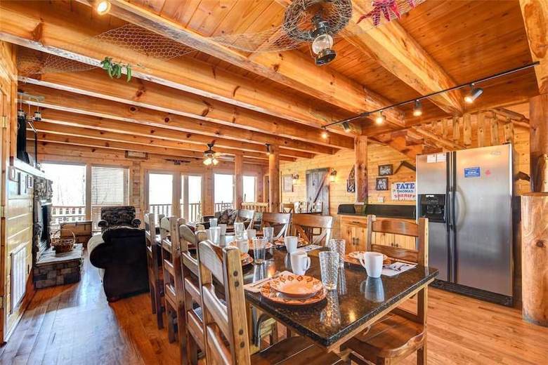 Mountaintop Lodge - Eight Bedroom Cabin