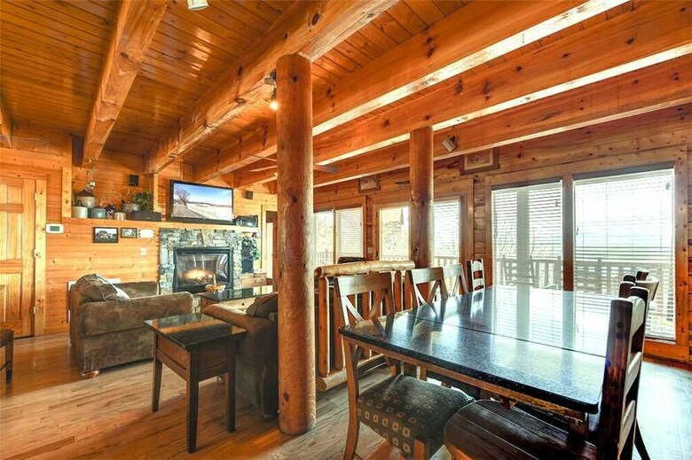 Mountaintop Lodge - Eight Bedroom Cabin